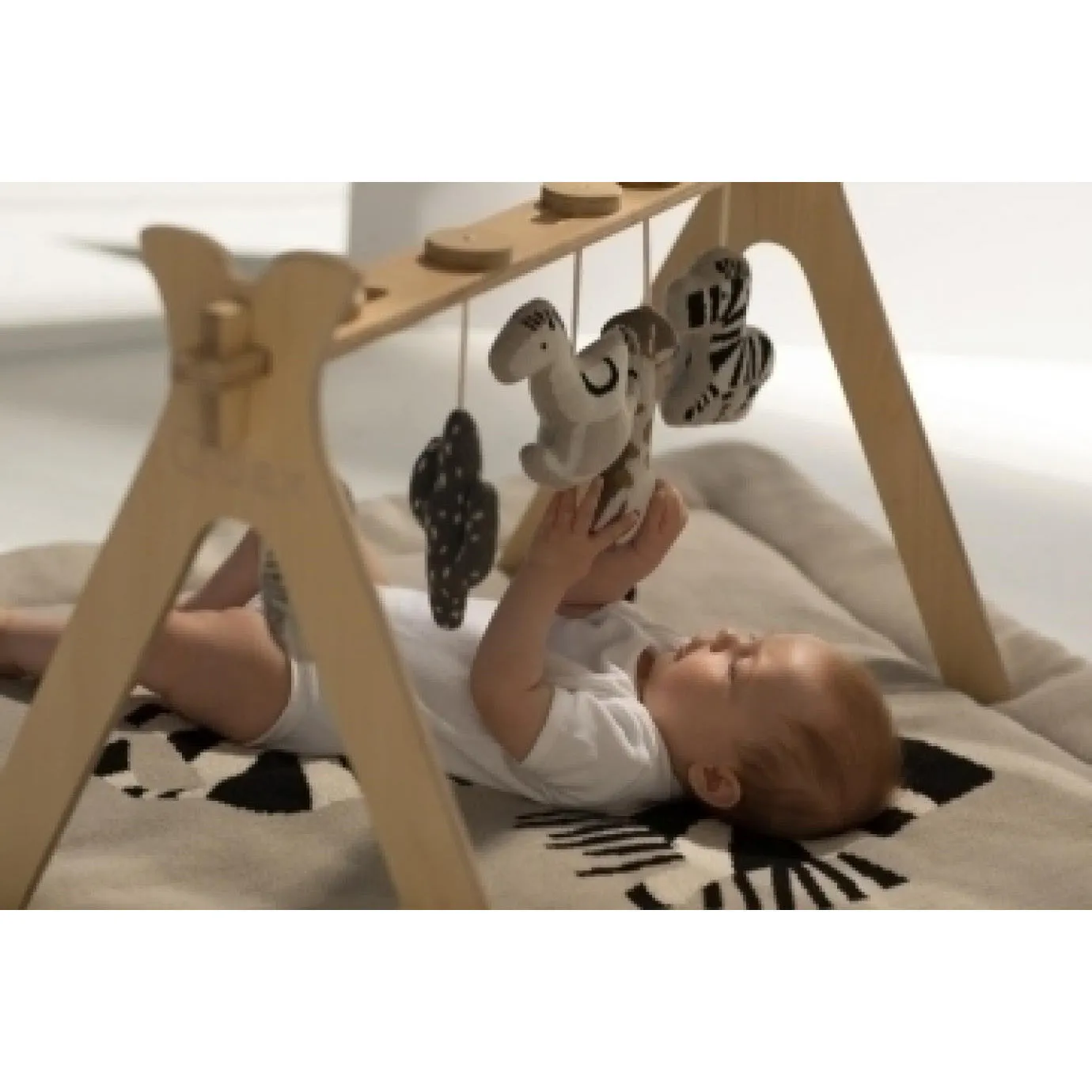 Quax Teepee - Activity Arch   5 Knitted Toys